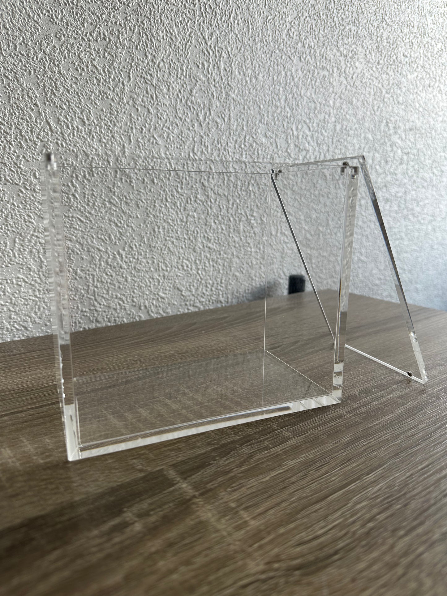 TCGVAULT Akryllåda för Pokémon Booster Box – Transparent Förvaringslåda med Magnetlock & UV-skydd