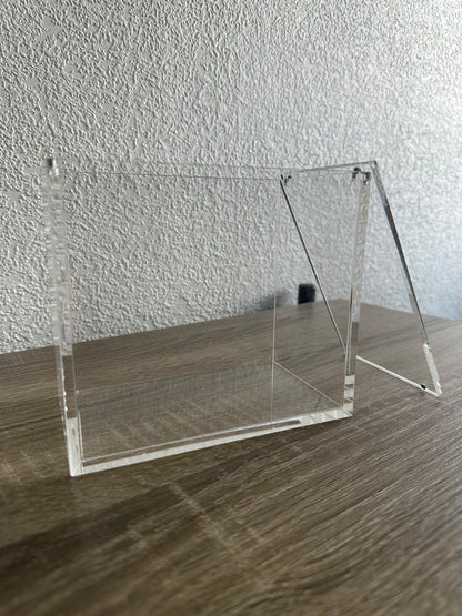 TCGVAULT Akryllåda för Pokémon Booster Box – Transparent Förvaringslåda med Magnetlock & UV-skydd